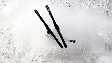 Dura caída de Kong Fanyu en la final de esquí acrobático