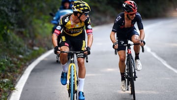 El ciclista esloveno del Jumbo-Visma Primoz Roglic mira a Adam Yates antes de lanzar su ataque final en la subida a Superga durante la Milán-Turín 2021.