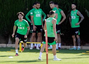 Bragarnik asiste al entrenamiento del Elche