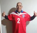 Mundialista con Chile en Francia 1998 remata su camiseta para financiar costosa operación de su nieto