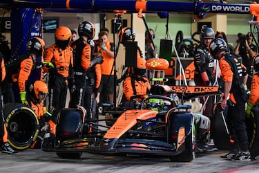 El equipo McLaren cambia eficientemente los neumáticos de Lando Norris tras una parada en boxes del piloto de McLaren.
