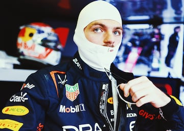 El piloto neerlandés de Red Bull Racing, Max Verstappen, se prepara para el inicio de la clasificación del Gran Premio de Australia de la Fórmula 1.