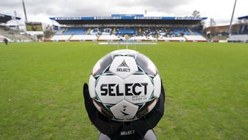 Bal&oacute;n de la superliga danesa.