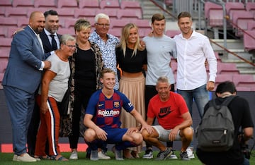 Frenkie de Jong junto a su familia y amigos en su presentación como nuevo jugador del Barcelona. 