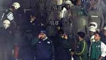 <b>INCIDENTES.</B> El partido entre el Fenerbahçe y el Panathinaikos estuvo marcado por los incidentes protagonizados por las dos aficiones.