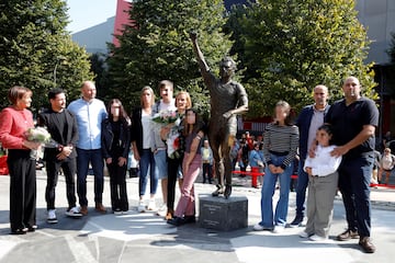La mayor leyenda del Sporting de Gij¨®n ya tiene una estatua a los pies del estadio donde tantas alegr¨ªas dio al sportinguismo y que tambi¨¦n le honraron con su nombre, el Estadio Municipal El Molin¨®n-Enrique Castro "Quini".