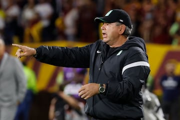 AMDEP1949. IBAGUÉ (COLOMBIA), 26/06/2022.- El entrenador de Nacional Hernán Darío Herrera dirige hoy, en el partido de la final de la Primera División de fútbol colombiano entre Deportes Tolima y Atlético Nacional en el estadio Manuel Murillo Toro en Ibagué (Colombia). EFE/Mauricio Dueñas Castañeda
