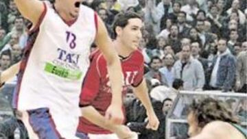 <b>JÚBILO. </b>Los jugadores celebran el triunfo con Alvertis caído.