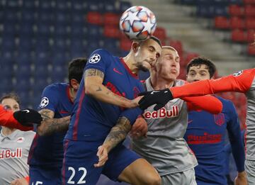 El central aprovechó una falta lateral lanzada por Yannick Carrasco y con el hombro desvió el balón hacia el fondo de la portería.