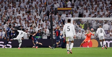 4-0. Centro de Luka Modric para la carrera de Vinicius al espacio, dribla a su marcador y con la derecha, saca un potente disparo al palo izquierdo de Janis Blaswich y anotar el cuarto.