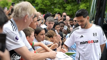 Soccer Football - Premier League - Fulham v Manchester United - Craven Cottage, London, Britain - August 24, 2025 Fulham's Raul Jimenez signs autographs for fans as he arrives at the stadium before the match REUTERS/Dylan Martinez EDITORIAL USE ONLY. NO USE WITH UNAUTHORIZED AUDIO, VIDEO, DATA, FIXTURE LISTS, CLUB/LEAGUE LOGOS OR 'LIVE' SERVICES. ONLINE IN-MATCH USE LIMITED TO 120 IMAGES, NO VIDEO EMULATION. NO USE IN BETTING, GAMES OR SINGLE CLUB/LEAGUE/PLAYER PUBLICATIONS. PLEASE CONTACT YOUR ACCOUNT REPRESENTATIVE FOR FURTHER DETAILS..