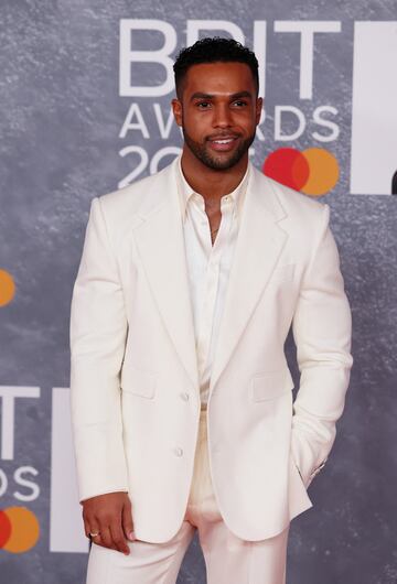 Lucien Laviscount posa en la alfombra de los Brit Awards 2025.