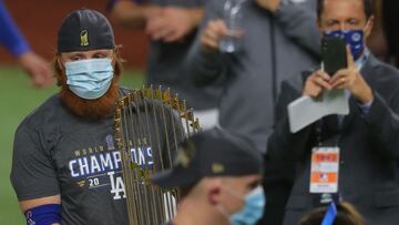 A pesar de ser retirado del juego 6 de la Serie Mundial por contraer la COVID-19, Turner regres&oacute; al diamante para celebrar el t&iacute;tulo de los Dodgers.