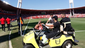 ALMERIA 01/10/2023.- El jugador de la U.D. Almería Luis Suárez se retira lesionado durante el partido celebrado este domingo en Power Horse Stadium de Almería, correspondiente a la jornada 8 de LaLiga. EFE / Carlos Barba
