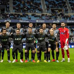 Equipo de gala del Glorioso en la primera vuelta