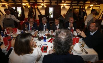 Enrique Cerezo, presidente del Atlético de Madrid, con Juan Ignacio Gallardo, director de Marca y Alfredo Relaño, director de Diario As.