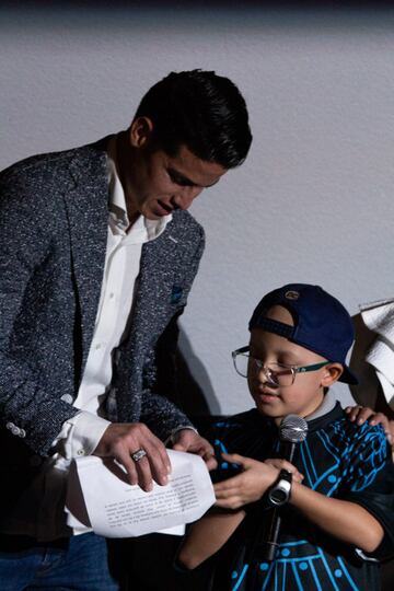 James Rodríguez junto a los niños de su fundación 