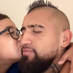 Arturo Vidal hace campaña por su hijo youtuber antes del Clásico