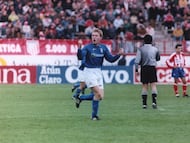 Prosinecki llegó al Real Oviedo en el verano de 1994, cedido por el Real Madrid. Su fichaje causó gran expectación: más de 1.500 aficionados asistieron a su presentación en el Carlos Tartiere. Durante esa única temporada, jugó 32 partidos oficiales (30 de Liga y 2 de Copa del Rey) y marcó 5 goles, convirtiéndose en uno de los jugadores más talentosos que ha vestido la camiseta azul. Su calidad técnica y visión de juego brillaron en Oviedo, donde recuperó parte de su mejor nivel tras años marcados por lesiones.