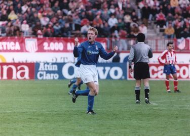 Prosinecki llegó al Real Oviedo en el verano de 1994, cedido por el Real Madrid. Su fichaje causó gran expectación: más de 1.500 aficionados asistieron a su presentación en el Carlos Tartiere. Durante esa única temporada, jugó 32 partidos oficiales (30 de Liga y 2 de Copa del Rey) y marcó 5 goles, convirtiéndose en uno de los jugadores más talentosos que ha vestido la camiseta azul. Su calidad técnica y visión de juego brillaron en Oviedo, donde recuperó parte de su mejor nivel tras años marcados por lesiones.