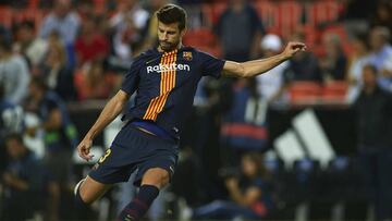 Gerard Piqué, en el calentamiento del último partido ante el Valencia.