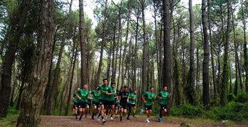 Entrenamiento del Racing en los pinares de Liencres en la pretemporada 21-22.