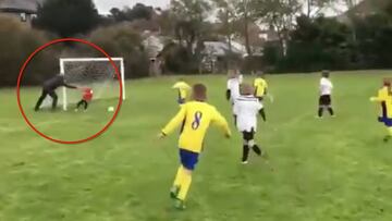 El vídeo de un padre ayudando a parar un gol a su hijo que ha reventado las redes