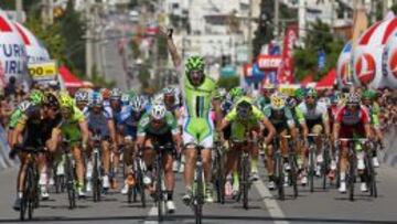 Elia Viviani celebra su victoria. Cavendish, justo a su derecha.