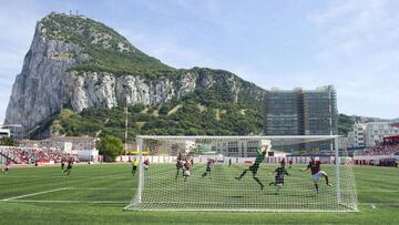 Un partido de f&uacute;tbol en Gibraltar, con el Pe&ntilde;&oacute;n al fondo.