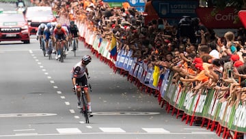 El ciclista Marc Soler llega el primero a la meta de la quinta etapa de La Vuelta 2022, a 24 de agosto de 2022, en Bilbao, Vizcaya, Euskadi (España). La Vuelta a España 2022 disputa su quinta etapa, entre las localidades de Irún y Bilbao. Se trata de un recorrido de 187.2 kilómetros, en una etapa de media montaña.
24 AGOSTO 2022;VUELTA CICLISTA;BILBAO;DEPOSTE;CICLISMO;VUELTA 2022;QUINTA ESTAPA;EUSKADI
H.Bilbao / Europa Press
24/08/2022