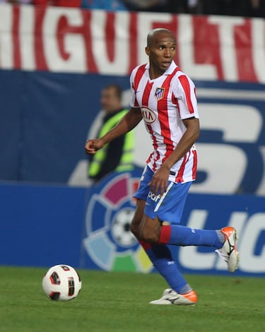 El pivote brasileño militó en las filas del Atleti entre 2008 y 2012. Jugó 147 partidos y marcó 1 gol. Consiguió una Supercopa de Europa y dos Europa League. 