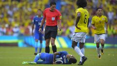 Venezuelan referee Jesus Valenzuela talks to Brazil&#039;s Neymar as he gestures on the ground during the 2018 World Cup qualifier football match against Colombia in Barranquilla, Colombia, on September 5, 2017. / AFP PHOTO / Raul ARBOLEDA