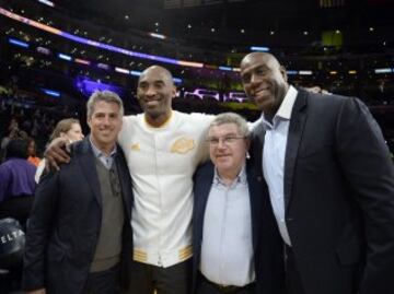 Casey Wasserman, Kobe Bryant, Thomas Bach (presidente del Comité Olímpico Internacional) y Magic Johnson.