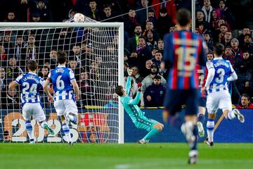 1-0. Alex Remiro no pudo evitar que Ousmane Dembélé marque el primer gol.