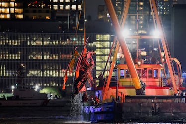 Emergency personnel work at the scene of a helicopter crash on the Hudson River near lower Manhattan in New York, as seen from Newport, New Jersey U.S., April 10, 2025.  REUTERS/Eduardo Munoz