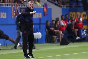 Victor Valdés, the coach of Barça's Juvenil A.