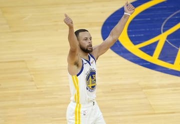 Poco por descubrir sobre el genial base de los Warriors. Es uno de los grandes ejemplos de superación de la NBA: de luchar contra unos problemas eternos en los tobillos, que ponían en duda su carrera, a liderar el campeonato y poner en jaque la figura de LeBron. Dos veces MVP, tres campeón de la Liga. Y, todo, con una capacidad diabólica e hipnótica para embrujar el balón en el bote y anotar canasta casi imposibles.