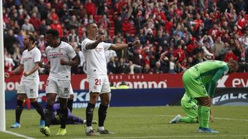 Diego Carlos celebra la victoria sobre el Leganés de la temporada pasada con Koundé al fondo.