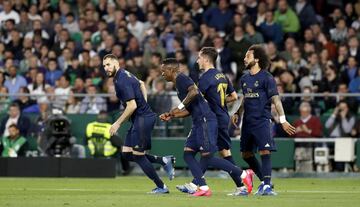 1-1. Karim Benzema celebró el primer gol que anotó de penalti.