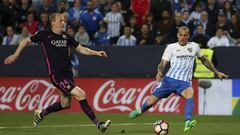 GRA496. M&Aacute;LAGA. 08/04/2017. El defensa franc&eacute;s del FC Barcelona J&eacute;r&eacute;my Mathieu (i) y el delantero del M&aacute;laga CF Sandro Ram&iacute;rez (d), durante el partido de la jornada trig&eacute;sima primera de Liga en Primera Divisi&oacute;n que se juega esta noche en el estadio de La Rosaleda, en M&aacute;laga. EFE/Jorge Zapata