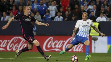 GRA496. MÁLAGA. 08/04/2017. El defensa francés del FC Barcelona Jérémy Mathieu (i) y el delantero del Málaga CF Sandro Ramírez (d), durante el partido de la jornada trigésima primera de Liga en Primera División que se juega esta noche en el estadio de La Rosaleda, en Málaga. EFE/Jorge Zapata