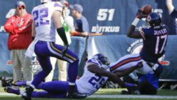 Alshon Jeffery consigue un touch down contra los Vikings.