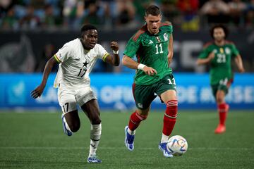 CHARLOTTE, NORTH CAROLINA - OCTOBER 14: Santiago Gimenez #11 of M�xico dribbles while defended by Ernest Appiah #17 of Ghana during the second half of their match at Bank of America Stadium on October 14, 2023 in Charlotte, North Carolina.   Jared C. Tilton/Getty Images/AFP (Photo by Jared C. Tilton / GETTY IMAGES NORTH AMERICA / Getty Images via AFP)