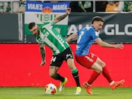 SEVILLA, 14/01/2026.- El delantero del Betis, Aitor Rubial (i), controla el balón ante el defensa del Elche, Adriá Pedrosa, durante el encuentro correspondiente a los octavos de final de la Copa del Rey que disputan hoy miércoles Betis y Elche en el estadio de La Cartuja, en Sevilla. EFE / José Manuel Vidal.