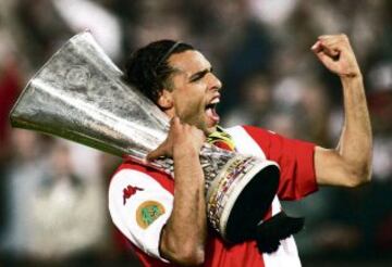 29 de noviembre: 46 años cumple el ex delantero holandés Pierre van Hooijdonk. Ganó la Copa UEFA con Feyenoord en 2002.