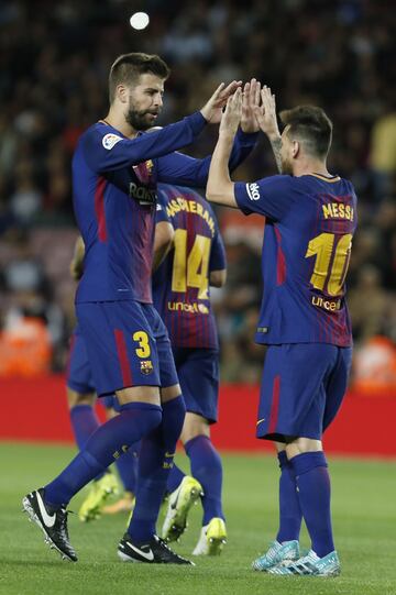 1-0. Messi celebró con Piqué el primer gol marcado de penalti.