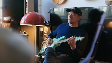 Peter Schmeichel, con una guitarra eléctrica.
