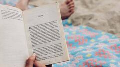 Leer en la playa es una experiencia &uacute;nica y te recomendamos varios libros para ello