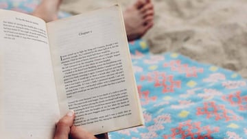 Leer en la playa es una experiencia &uacute;nica y te recomendamos varios libros para ello
