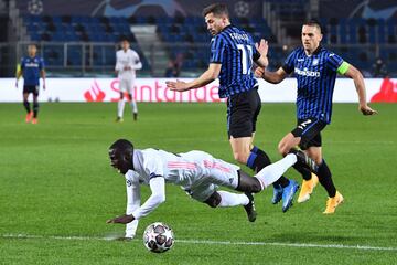 El árbitro Tobias Stieler expulsó al suizo Remo Freuler por esta acción con Ferland Mendy.